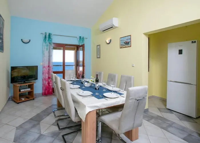 Vila Cerjan - *